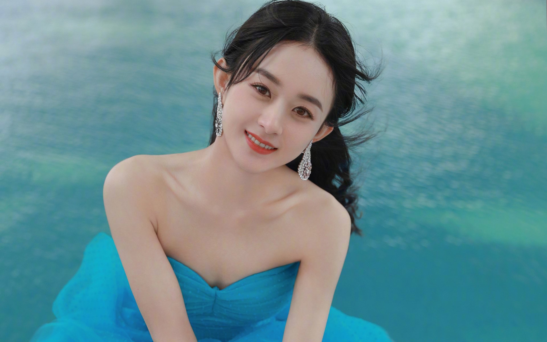 “未来科技:新能源赛车引领极速新潮流”,未来新能源suv车型图片